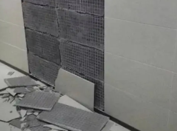 白碱滩瓷砖空鼓维修公司分享下白碱滩墙砖松动维修的知识